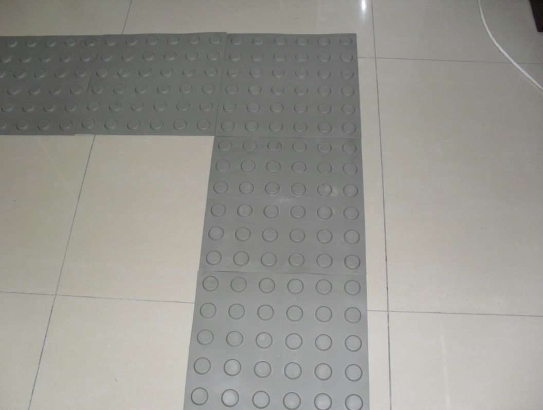 东莞凤岗汽车站选用300*300橡胶盲道砖1300块